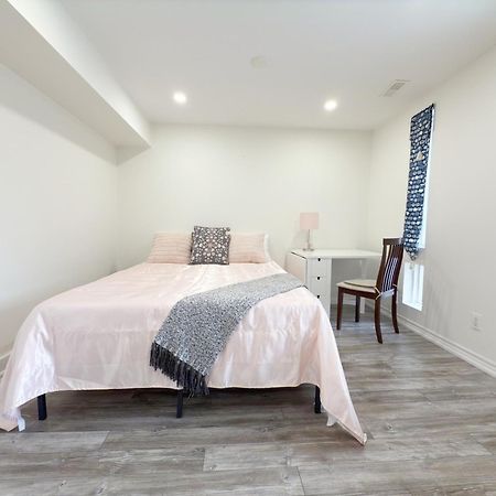 Cozy Room With Private Bath Near Don Mills Subway 토론토 외부 사진