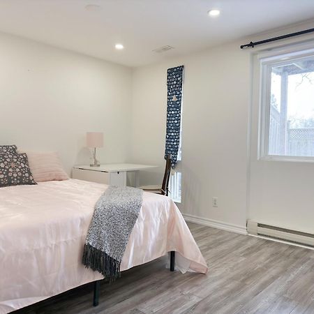 Cozy Room With Private Bath Near Don Mills Subway 토론토 외부 사진