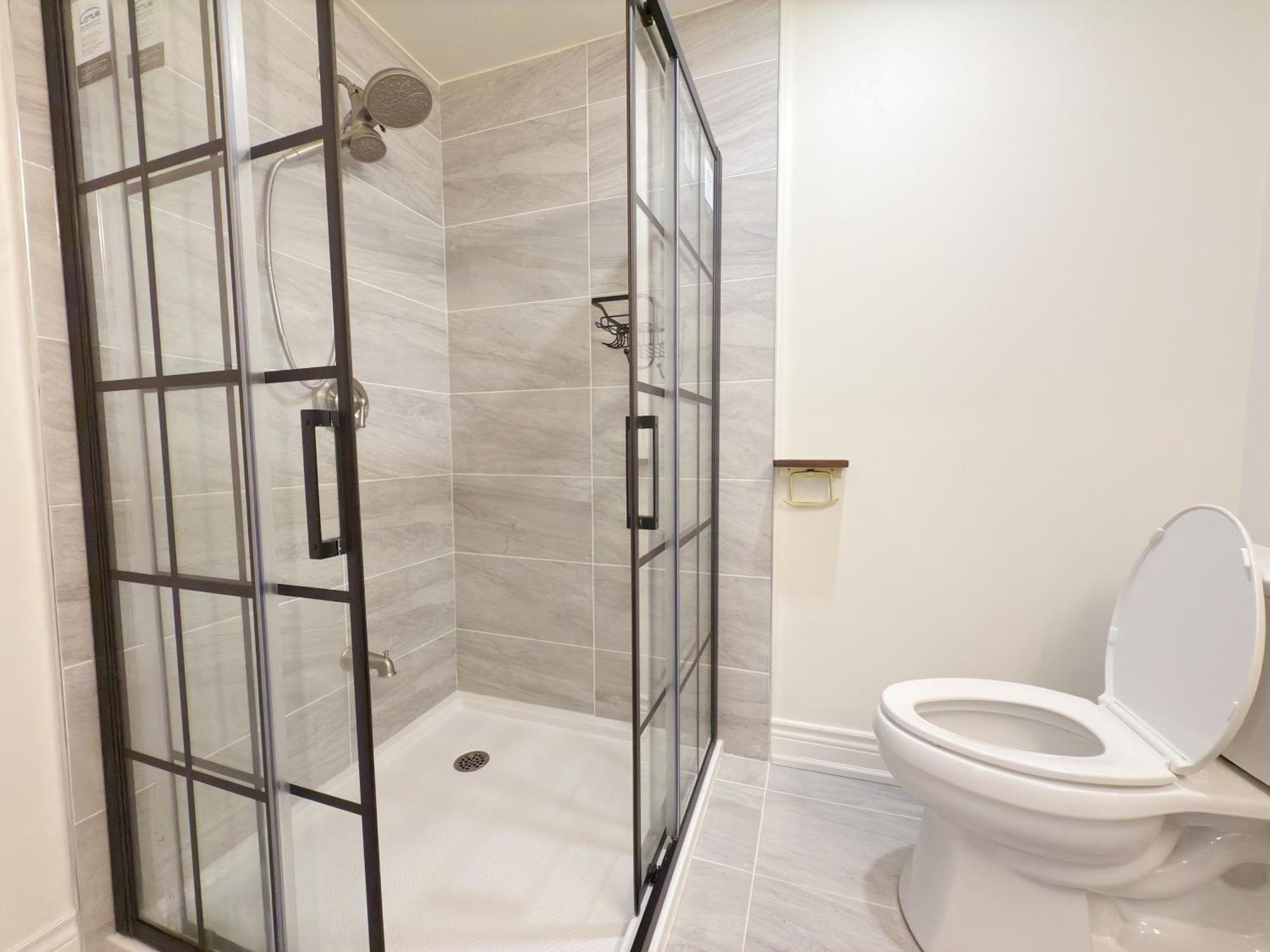 Cozy Room With Private Bath Near Don Mills Subway 토론토 외부 사진